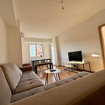 Sara'S Apartment Cozy And Close To Center With Private Parking سكوبجي المظهر الخارجي الصورة