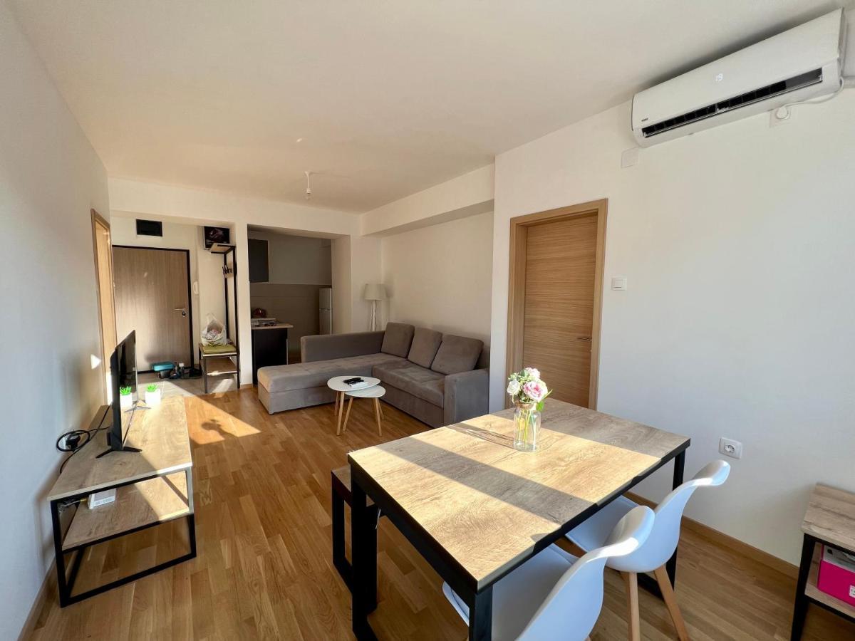 Sara'S Apartment Cozy And Close To Center With Private Parking سكوبجي المظهر الخارجي الصورة