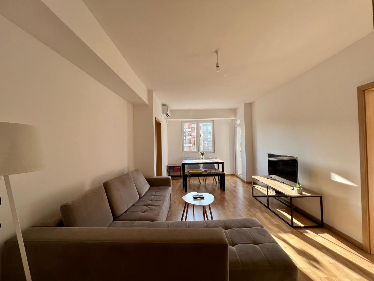 Sara'S Apartment Cozy And Close To Center With Private Parking سكوبجي المظهر الخارجي الصورة